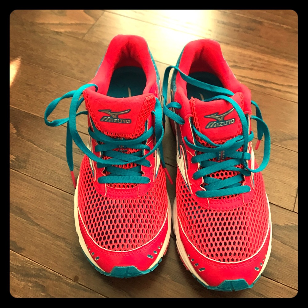 Women’s Mizuno Size 8 Wave Sayonara Running Shoes